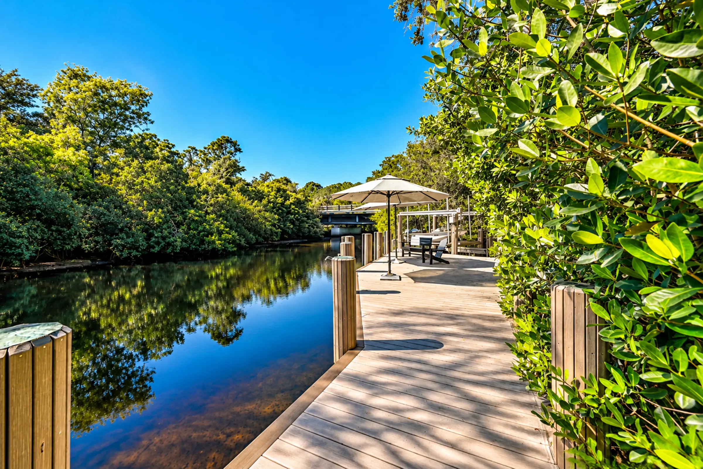 Walkway along the river to the dock